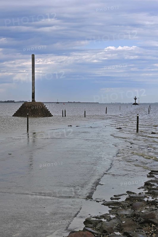 Rescue poles along the Passage du Gois