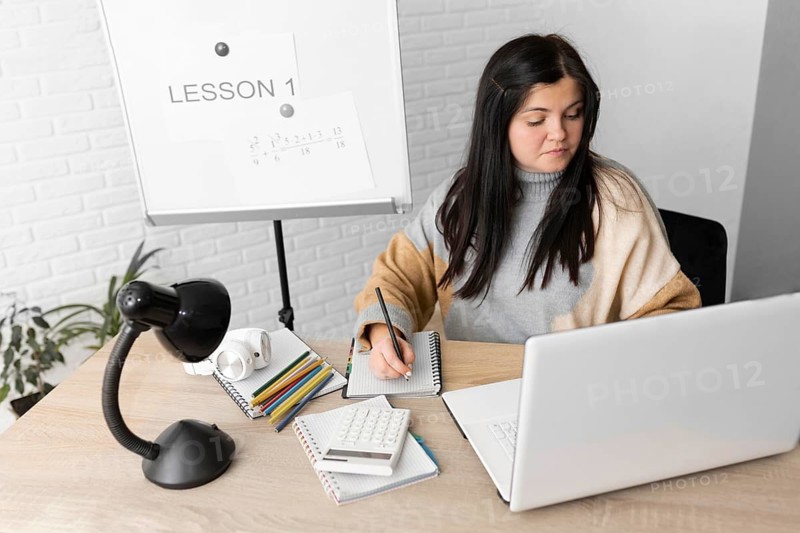 Medium shot woman teaching lesson
