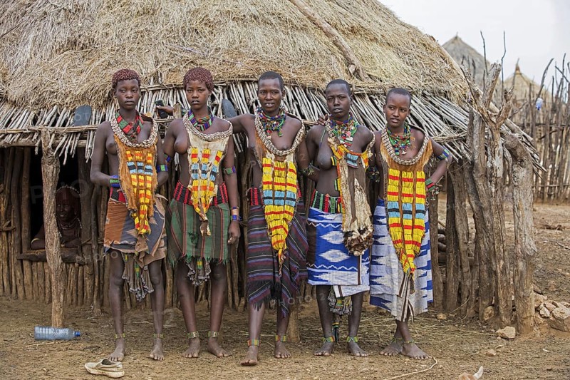 Five young black women of the Hamar