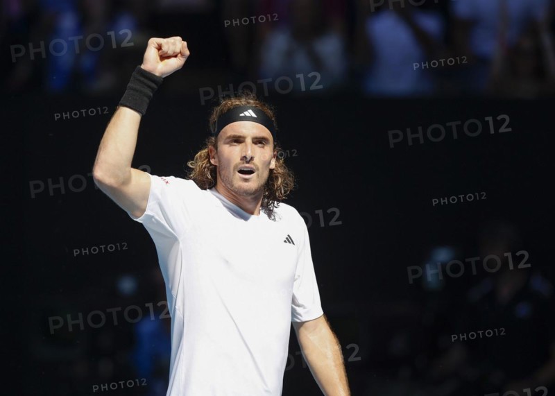 Stefanos Tsitsipas cheers
