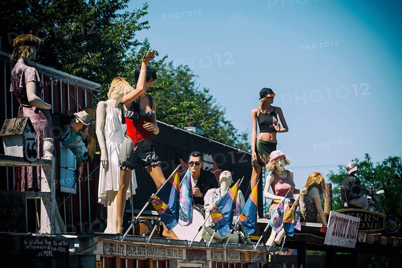 Mannequins as hippies on Route 66