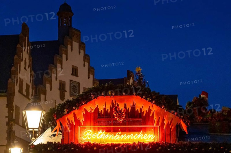 The Christmas market on Frankfurt's Roemerberg is set up. The inscription Bethmaennchen lights up on a Christmas stall