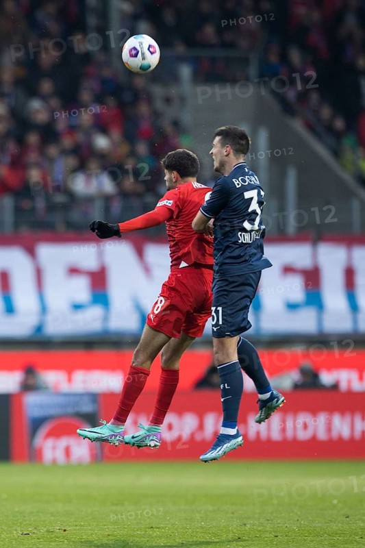 Christian E. GAMBOA LUNA VFL Bochum in aerial battle with Adrian BECK 1. FC Heidenheim re