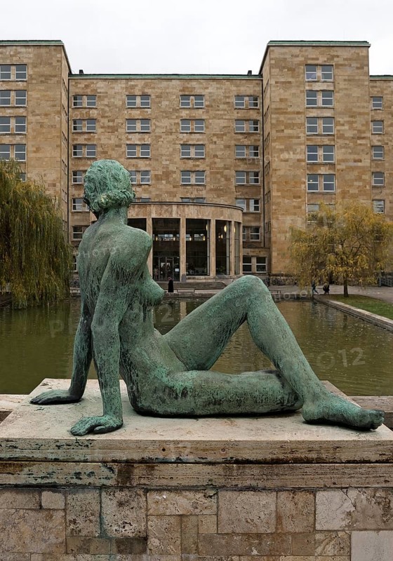 Bronze figure entitled Am Wasser by Fritz Klimsch