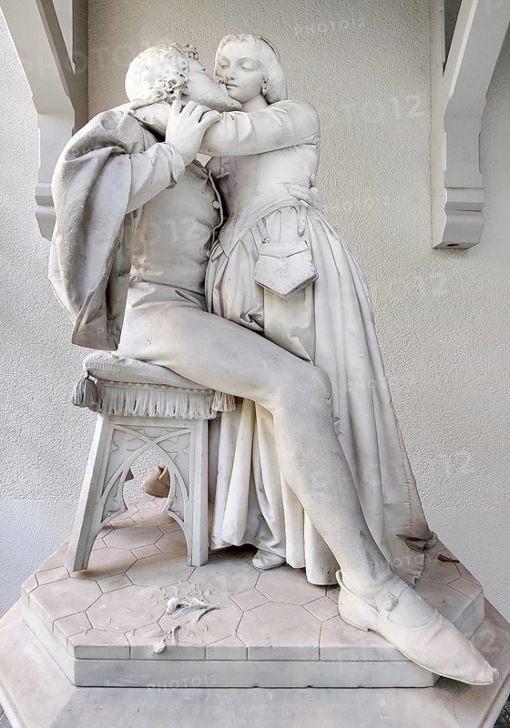 Sculpture Faust and Gretchen by Antonio Tantardinis in the garden between the Goethe House and the German Romantic Museum