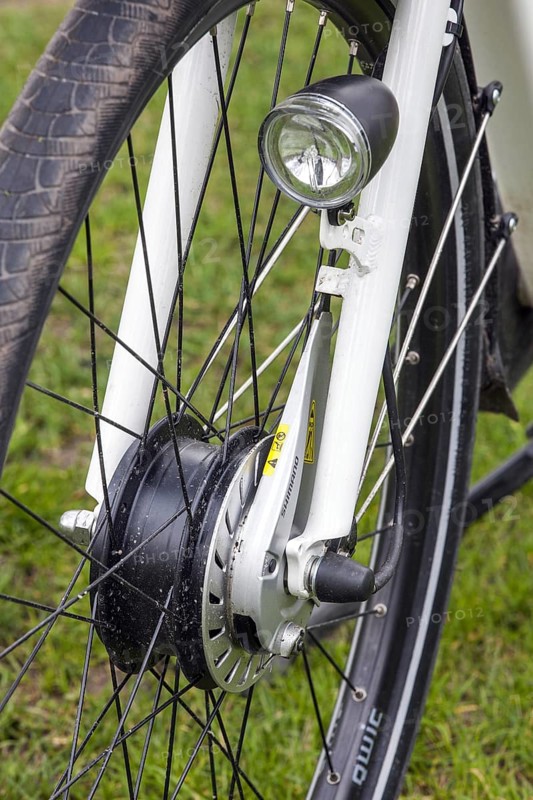 Front wheel hub and light of pedelec