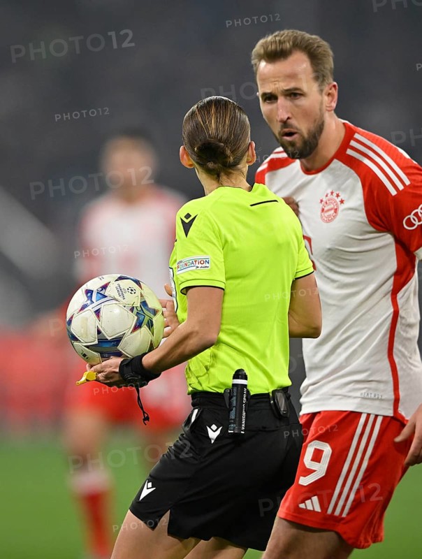 Referee Referee Stephanie Frappart Gesture Gesture in conversation Discussion with Harry Kane FC Bayern Munich FCB