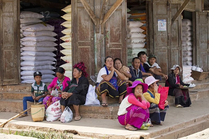 Burmese men and women of Pa'O