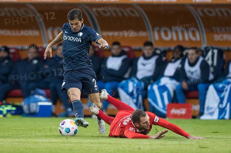 Christian E. GAMBOA LUNA VFL Bochum fouls Jonas FOEHRENBACH 1. FC Heidenheim right and grabs the ball