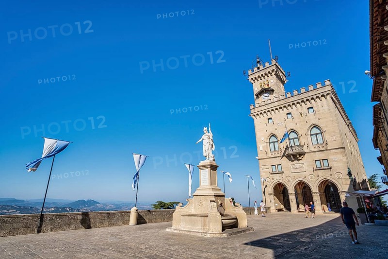 Statue of Liberty in front of Palazzo Pubblico