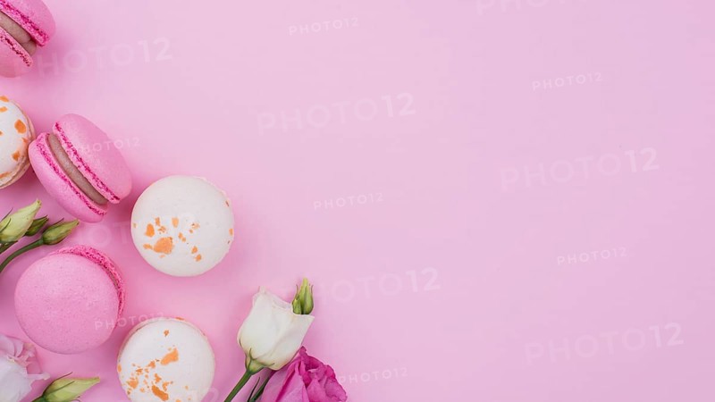 Flat lay macarons with roses copy space