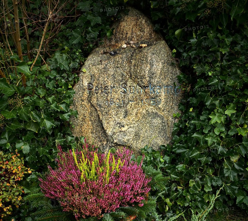 Grave and gravestone of Peter Suhrkamp