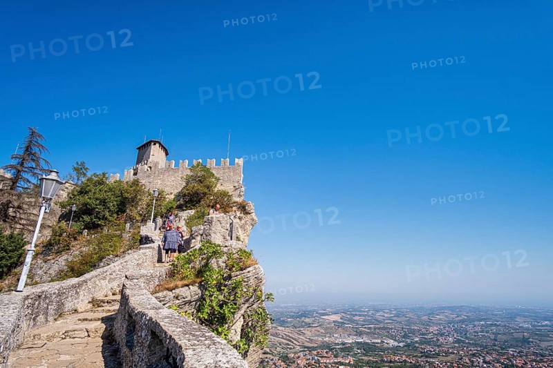 Percorso della Rupe hiking trail in front of Guaita Fortress
