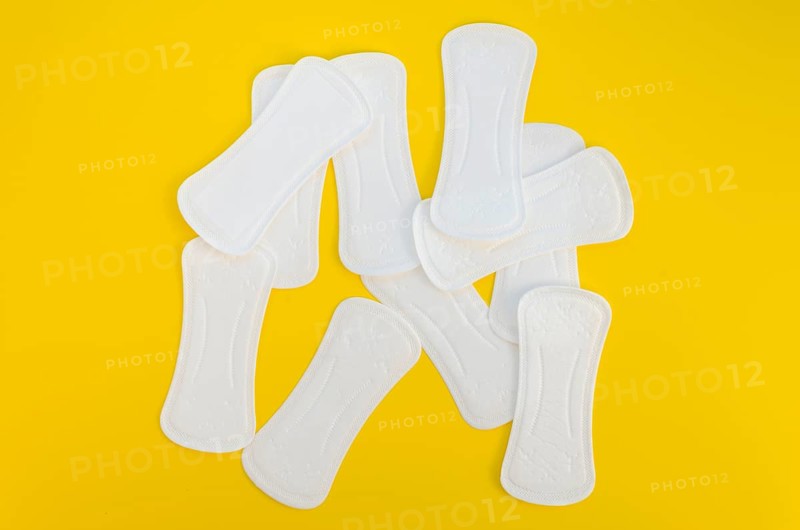 Arrangement pads yellow background