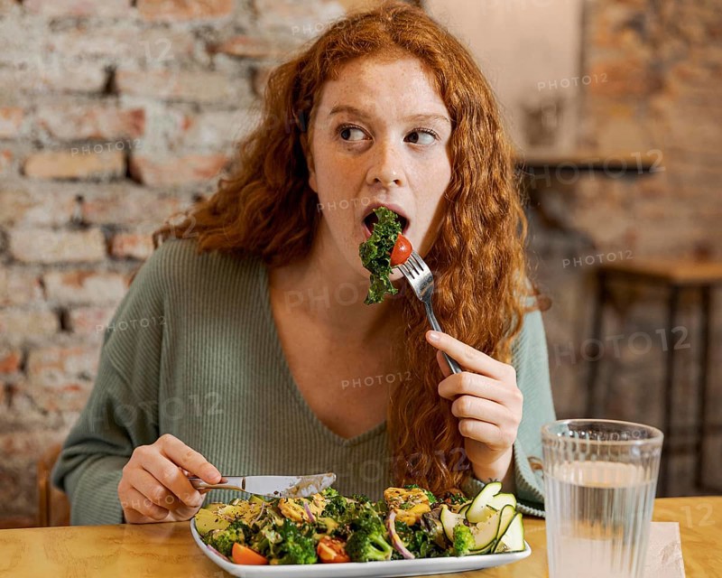 Medium shot woman eating
