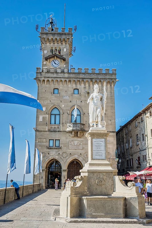 Statue of Liberty in front of Palazzo Pubblico
