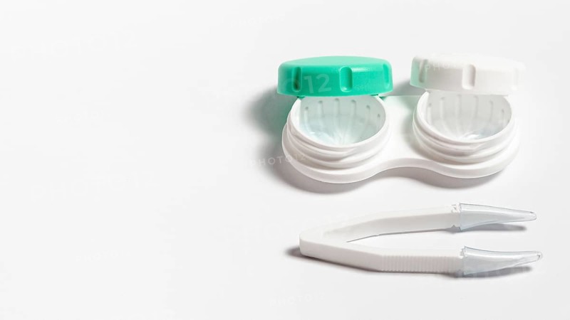 High angle contact lenses case with copy space tweezers