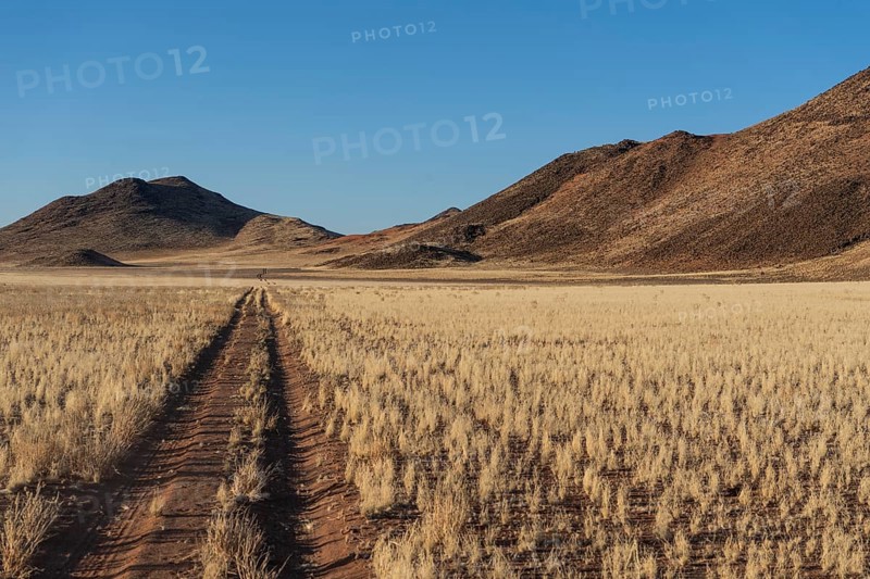 Driving track through the Namib Desert with Tirasberge