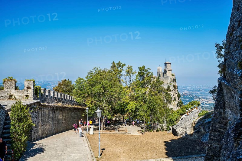 Percorso della Rupe hiking trail in front of Guaita Fortress