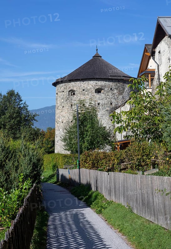 Circular route around the historic town wall