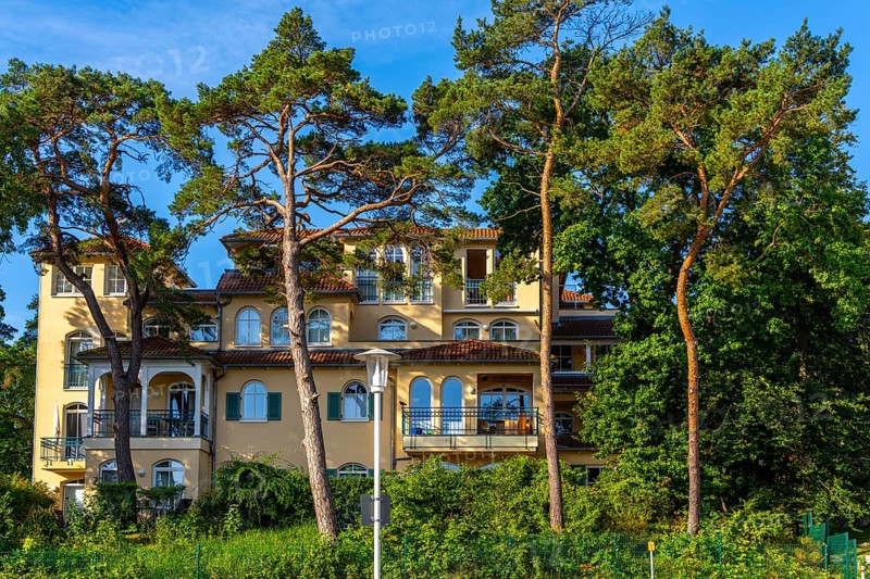 Villas and houses with holiday flats