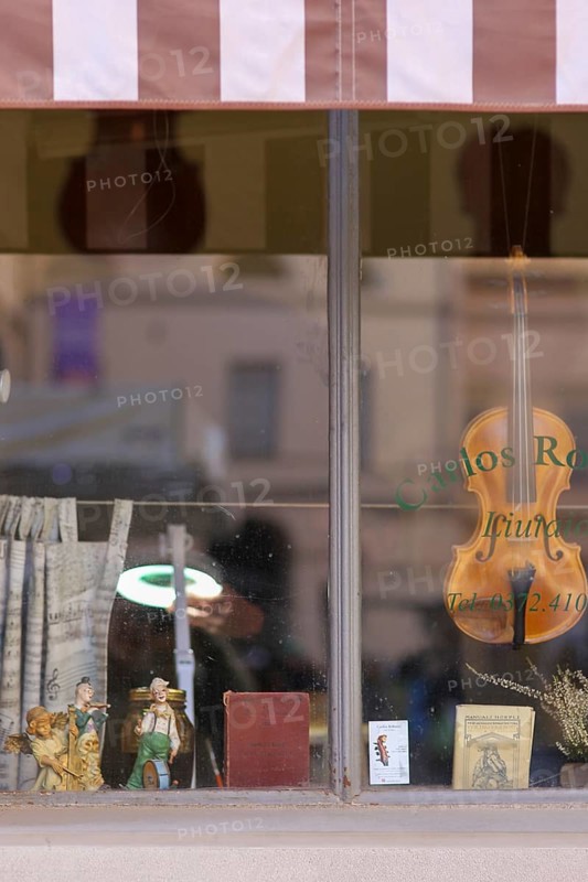 Violin inmaker luthier artisan workshop in Cremona