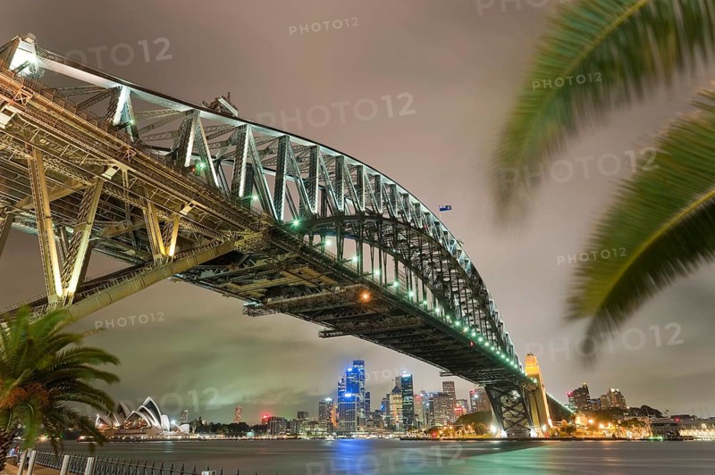 Harbourbridge with opera in the background