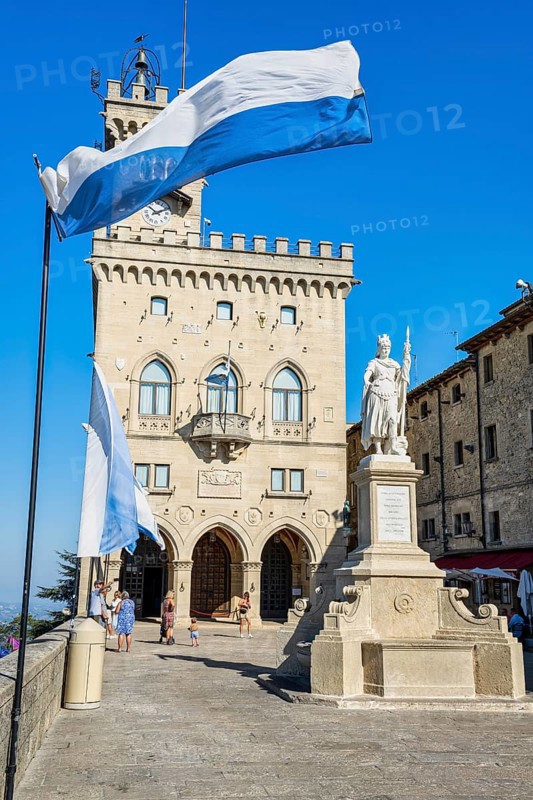 Statue of Liberty in front of Palazzo Pubblico