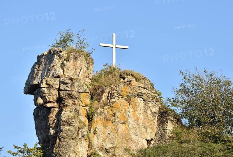 Rocky spur with summit cross on the site of the Hunolstein castle ruins