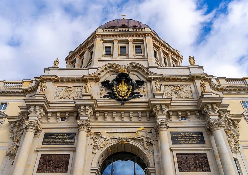 Gilded coat of arms at the entrance to the Humboldt Forum