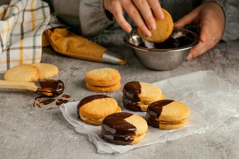 Close up hands preparing alfajores