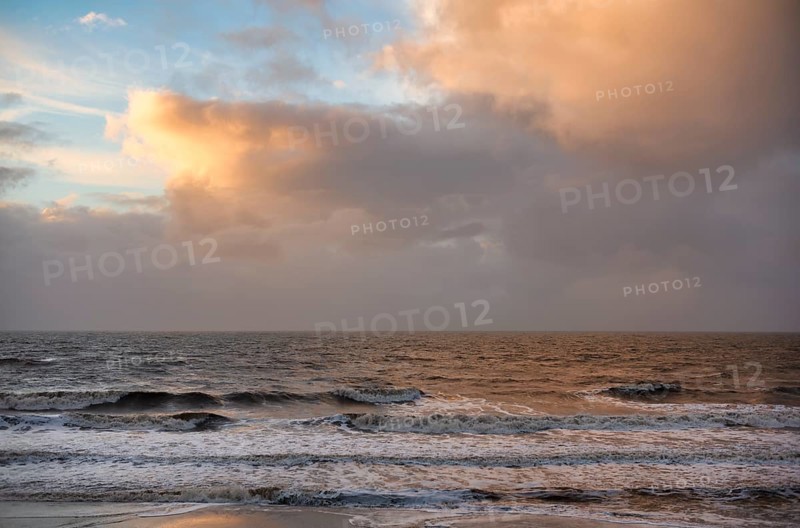 Sea and clouds in the evening light