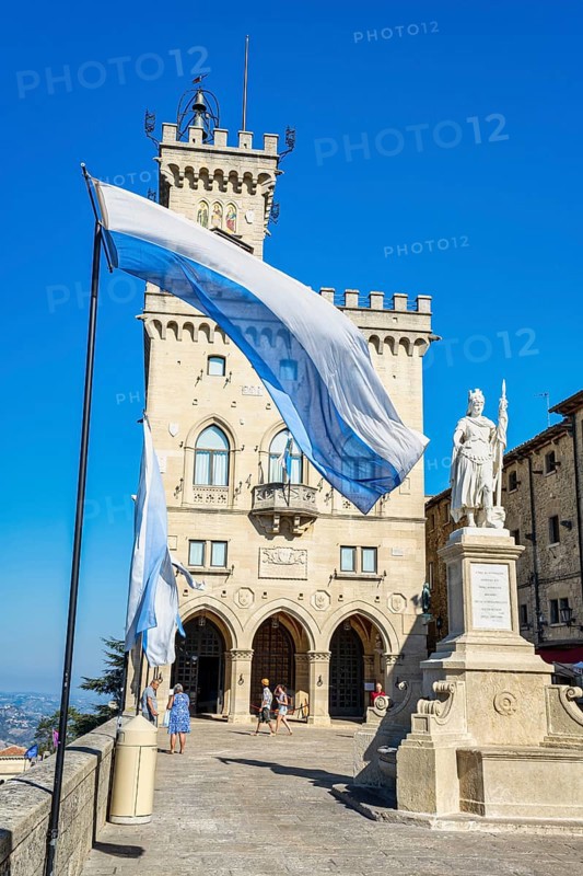 Statue of Liberty in front of Palazzo Pubblico