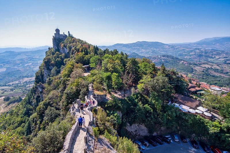 Percorso della Rupe hiking trail in front of Cesta Fortress