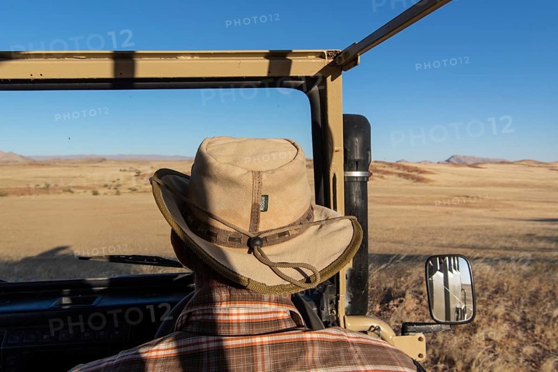 Safari vehicle with guide with south-west hat