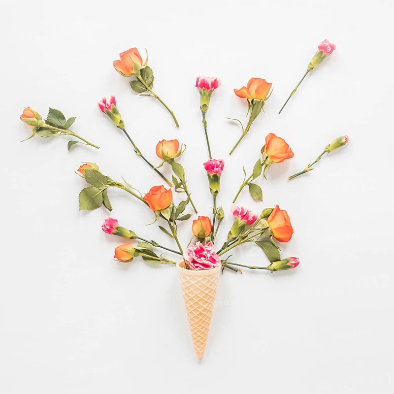 Flowers waffle cone table
