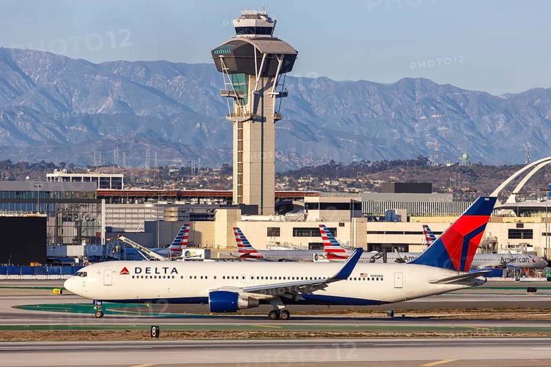A Boeing 767-300ER aircraft of Delta Air Lines with the registration number N186DN at Los Angeles Airport