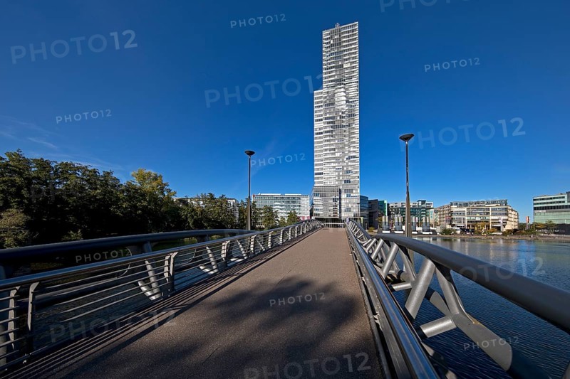 Bridge over the Mediapark lake to the Koelnturm