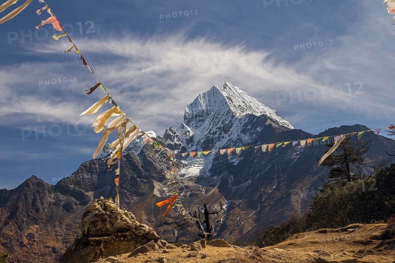 Thamserku peak