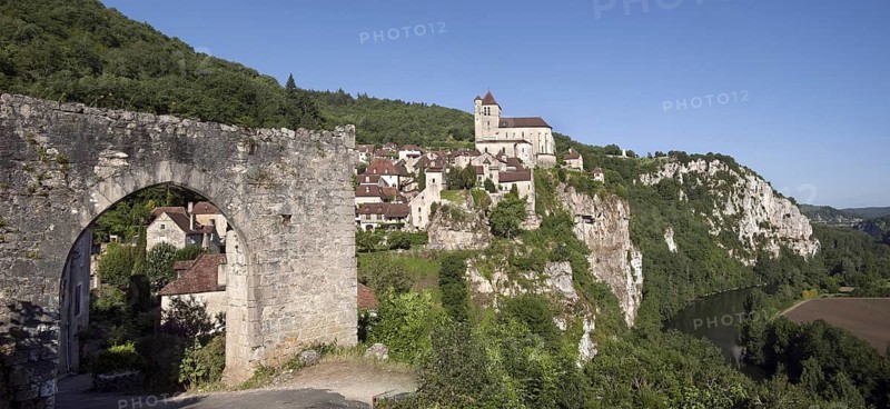 Town gate and view over the medieval village Saint-Cirq-Lapopie