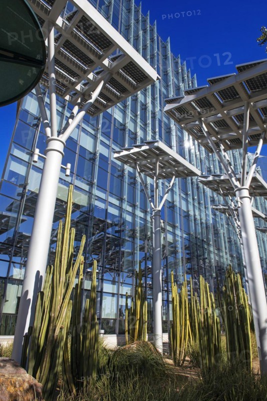 Photovoltaic system in front of glazed building