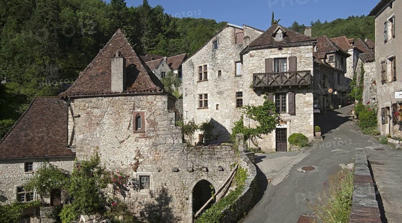 Picturesque alley with medieval houses in the village Saint-Cirq-Lapopie