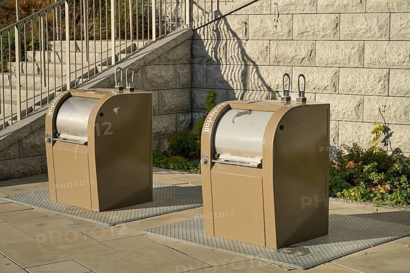 Underground waste bins