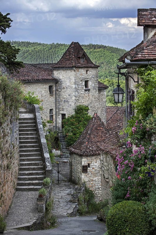 Picturesque alley with medieval houses in the village Saint-Cirq-Lapopie