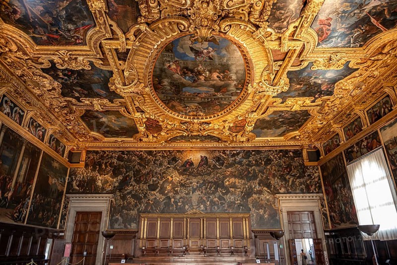 Decorated ceiling