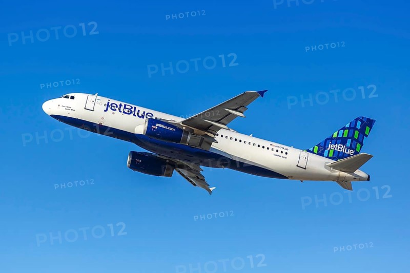 A JetBlue Airbus A320 aircraft with the registration number N579JB at Los Angeles Airport
