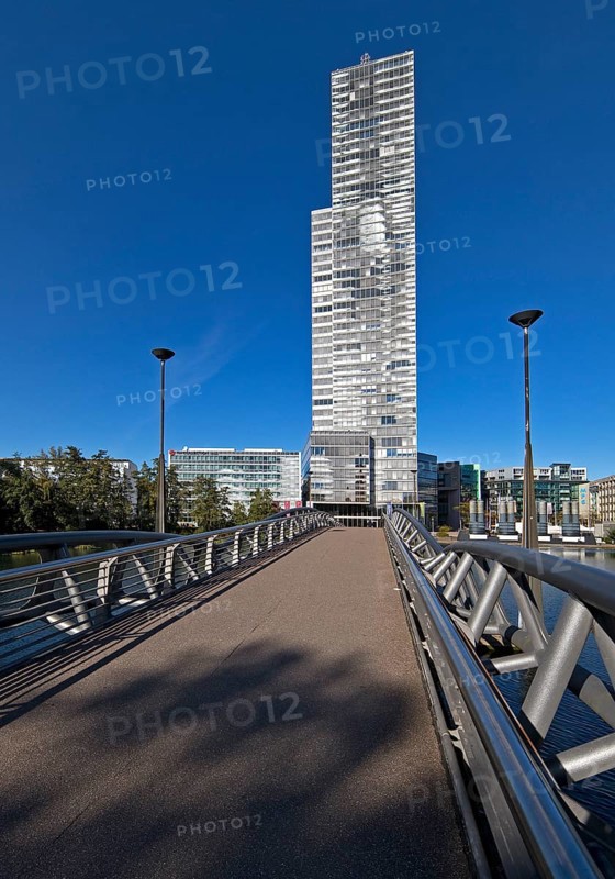 Bridge over the Mediapark lake to the Koelnturm