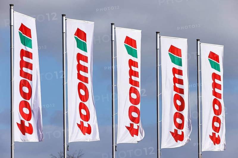 Flags with the logo of Toom der Baumarkt