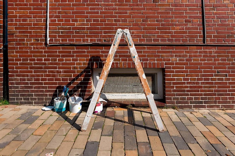 Painter's ladder with paint pots