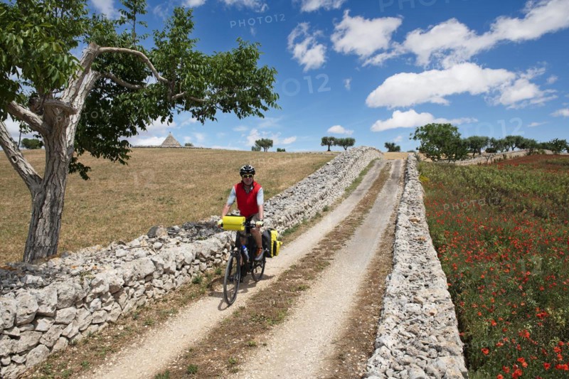 Cyclist on a side road between Noci and Alberobello